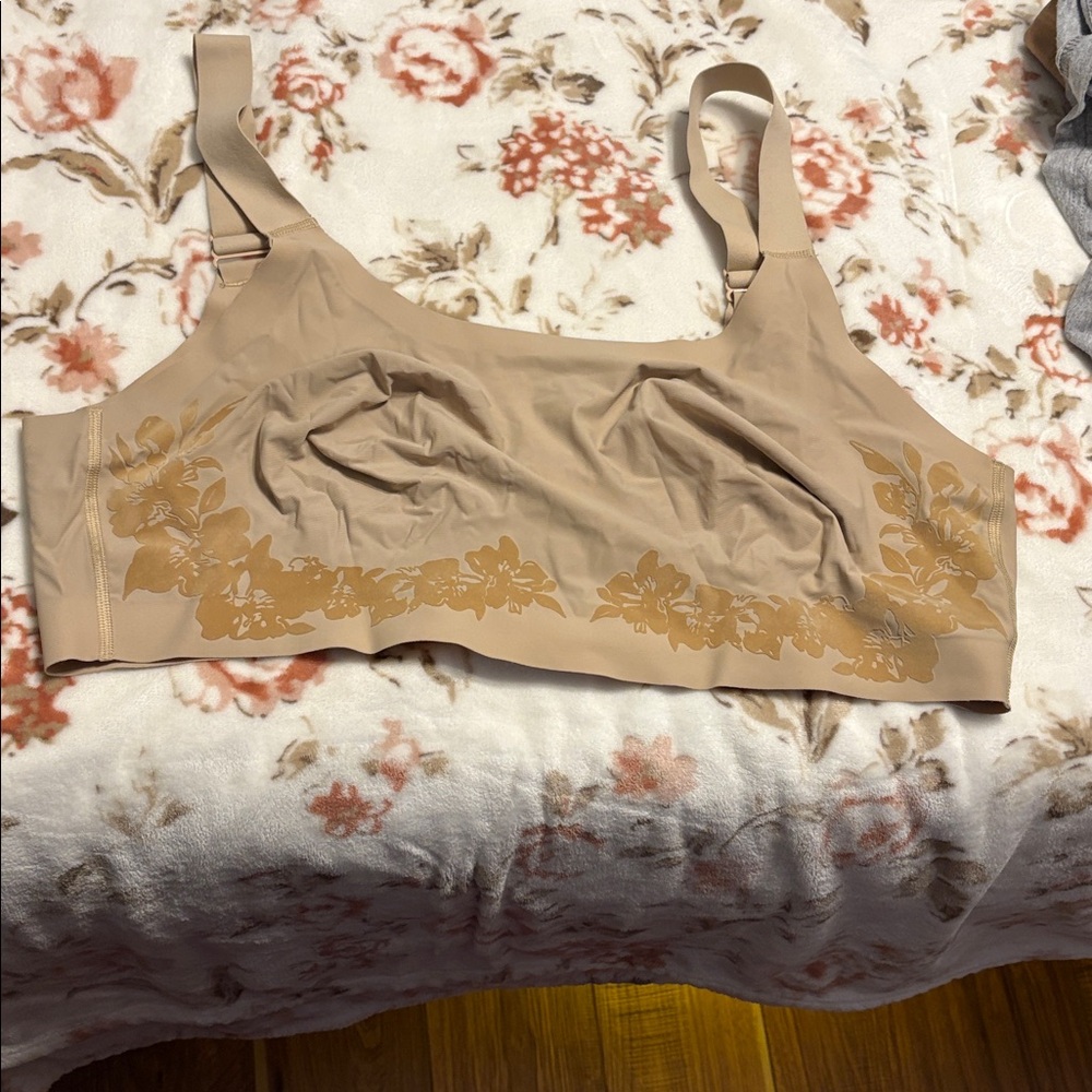 Cacique 22/24 Seamless Light Beige Lace-Trim Wireless Bralette